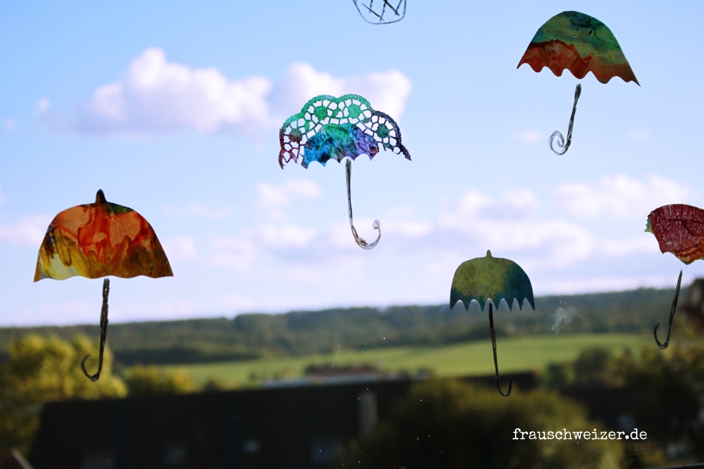 Fensterbild Heißluftballon und Regenschirme 