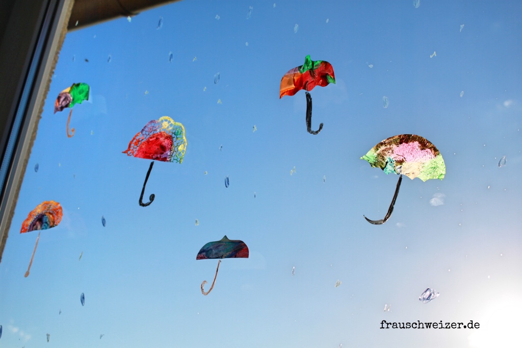 Fensterbild Heißluftballon und Regenschirme