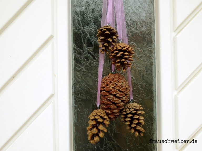 haengende-tannenzapfen-haustuere