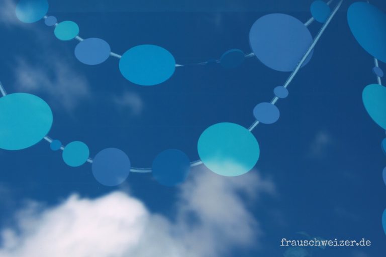 Fensterbild-basteln-blaue-Girlande-anleitung