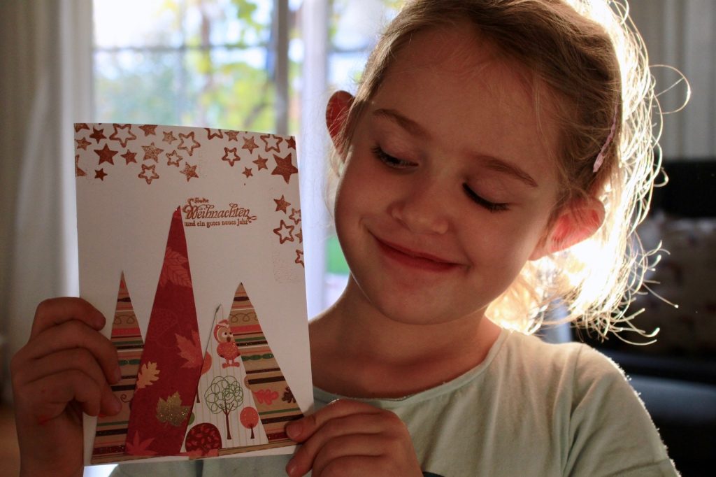 kinder-basteln-eine-Weihnachtskarte