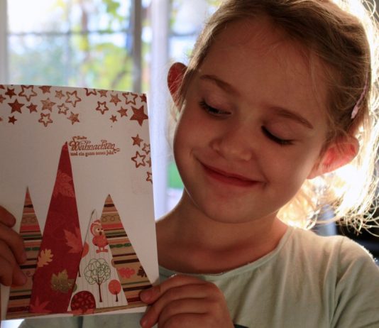 kinder-basteln-eine-Weihnachtskarte