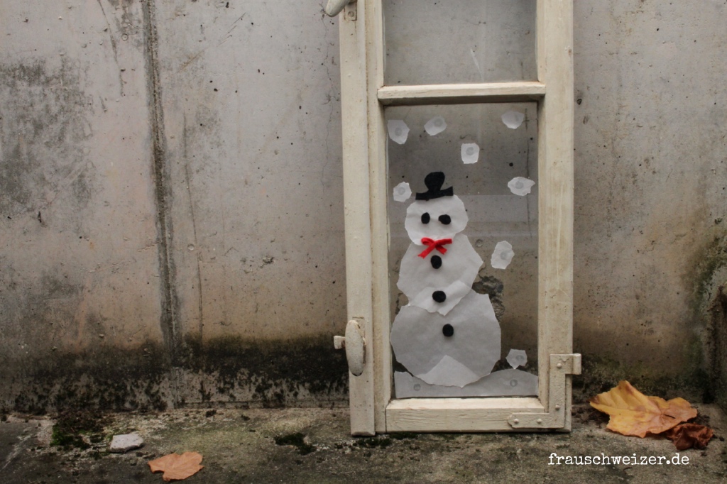 Fensterdekoration: Schneemann aus Transparentpapier