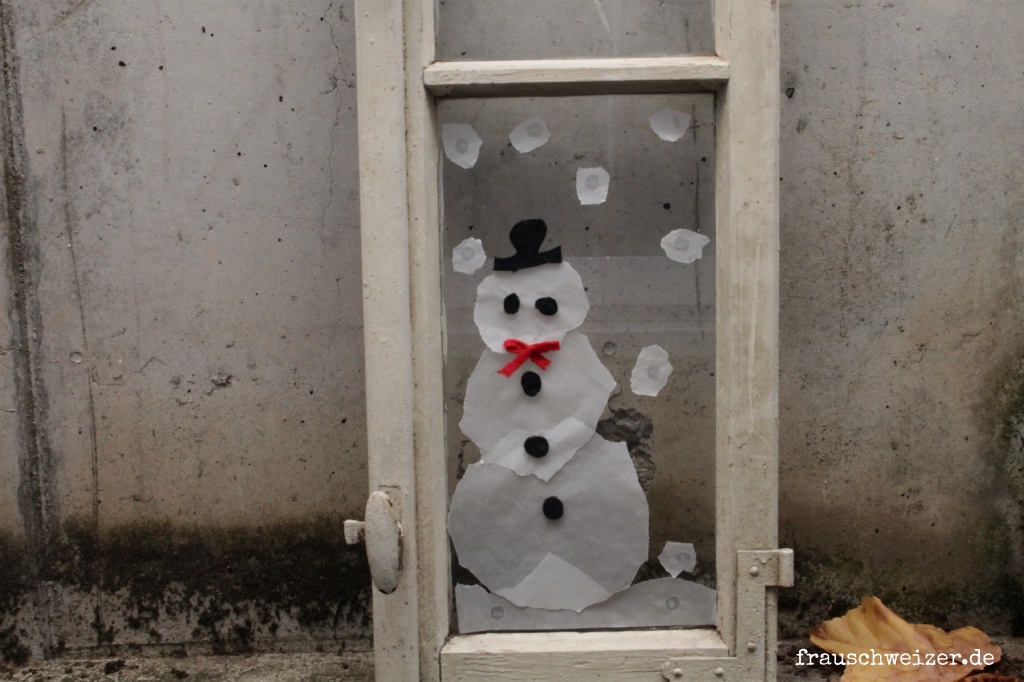 Fensterdekoration: Schneemann aus Transparentpapier
