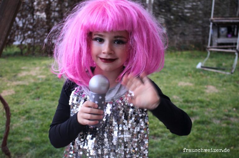 Faschingsverkleidungen-kinder-saengerin